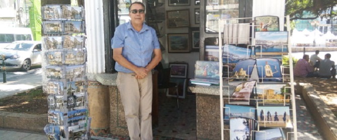 Dans le kiosque de Zinedine Zebar plus que des images, la vie qui les anime