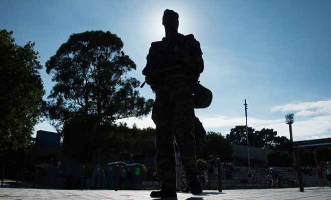 Paris: un militaire de sentinelle attaqué au couteau