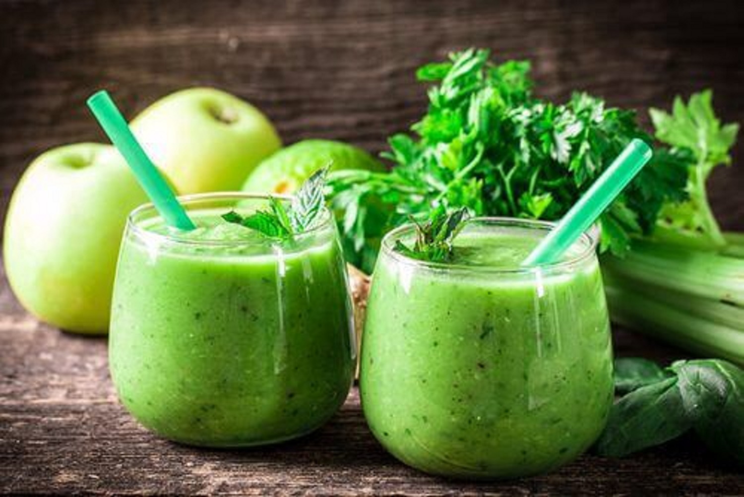 Eliminez vos toxines avec du citron, du céleri et de la pomme verte