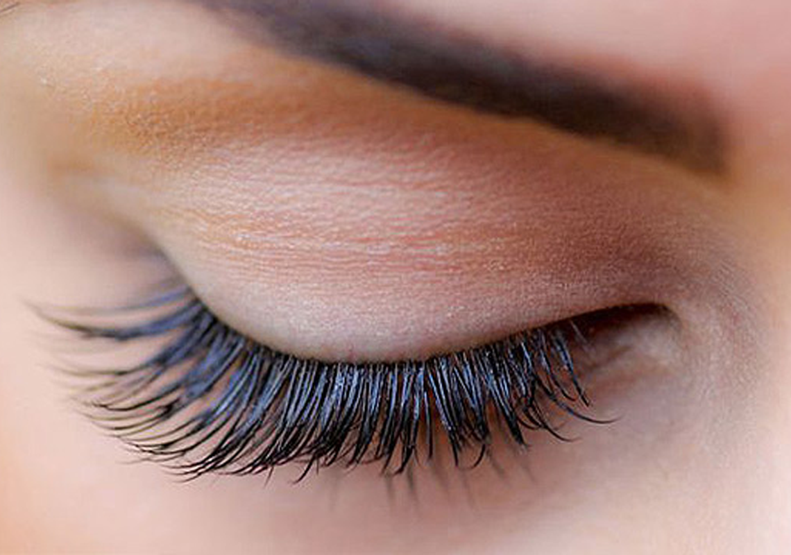 Le rehaussement de cils pour des yeux de biche sans effort