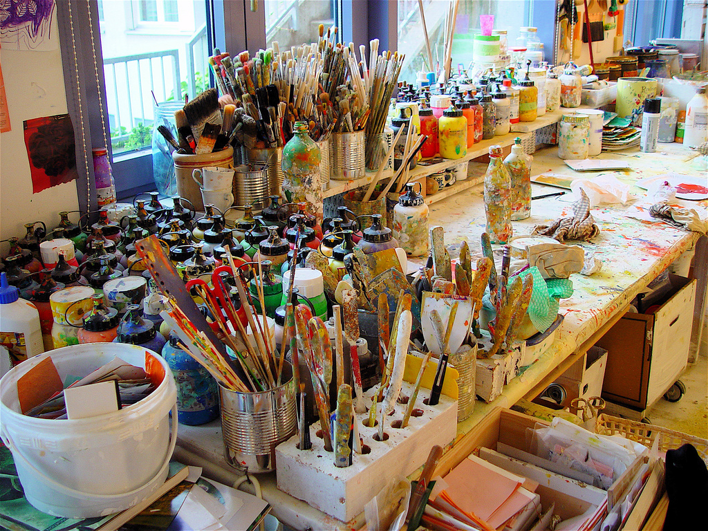 Le peintre Tarek Zemmouri: Comment peindre un tableau coloré en cinq minutes