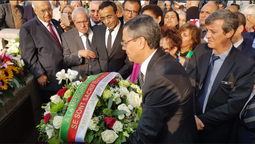 Massacre du 17 octobre 1961 : cérémonie de recueillement sur le pont Saint-Michel à Paris