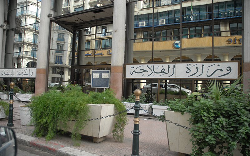 Appelle le ministère de l’Agriculture à appliquer le décret définissant la traçabilité des produits