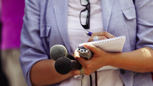 Les journalistes victimes des enjeux politiques pour leur combat démocratique