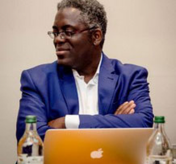 entretien : Lareus Gangoueus, bloggeur critique littéraire : «Le livre numérique est la solution transfrontalière»