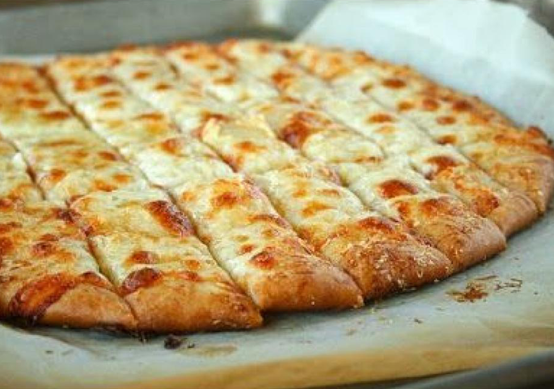 Bâtonnets au beurre à l’ail sur pâte à pizza