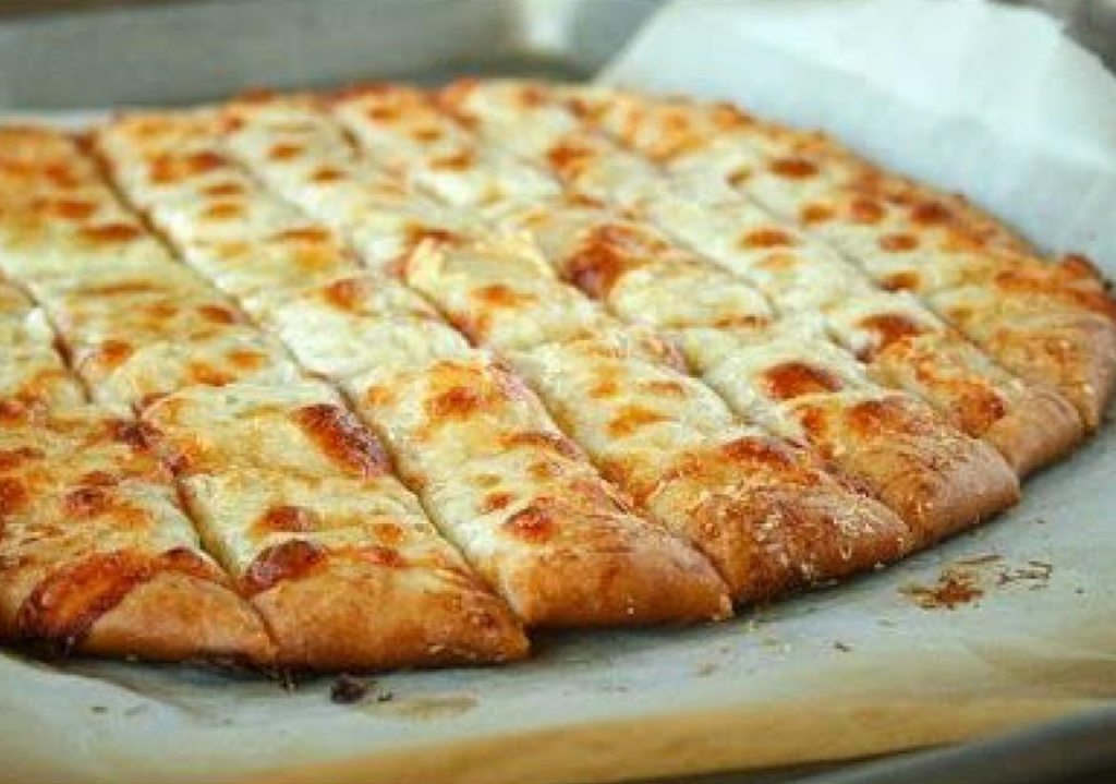Bâtonnets au beurre à l’ail sur pâte à pizza