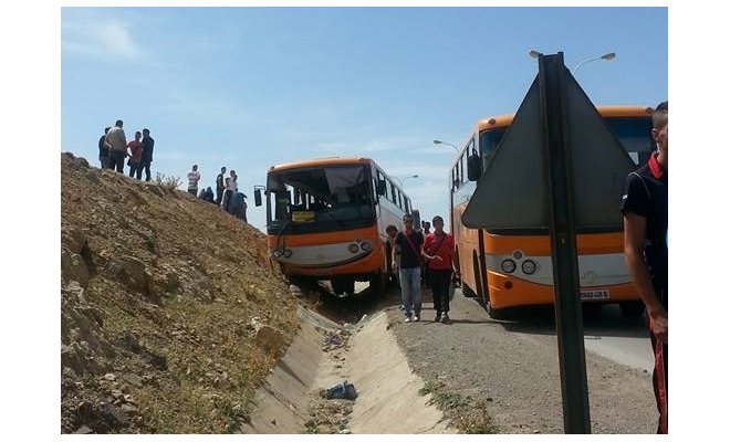 Constantine – Six blessés sur la RN 27 : Collision entre un bus de transport d&rsquo;étudiants et un camion