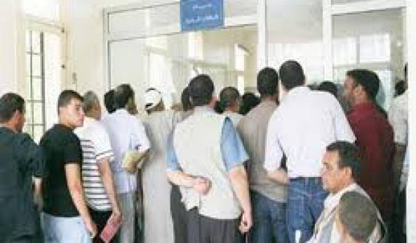 Bureaucratie : Quand la constitution d’un dossier administratif rime avec : File d’attente et mécontentement du citoyen.