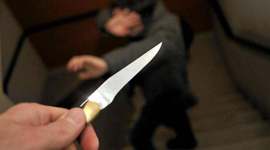 Il l&rsquo;agresse avec une arme blanche et lui arrache son portable