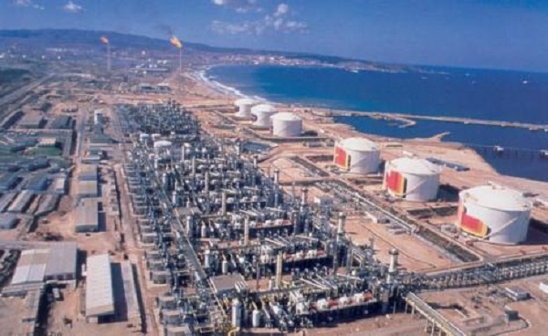 En visite à la raffinerie d’Arzew, Ahmed Ouyahia insiste sur la nécessité d’augmenter la production des carburants