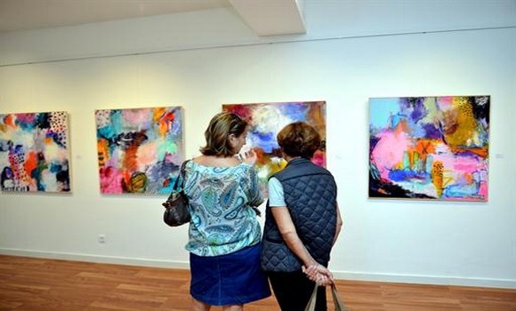 L’artiste peintre Hasna Khadir dévoile ses premières œuvres à Alger