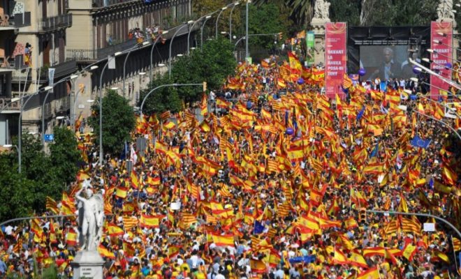 Barcelone : 200.000 manifestants contre l’incarcération de deux indépendantistes