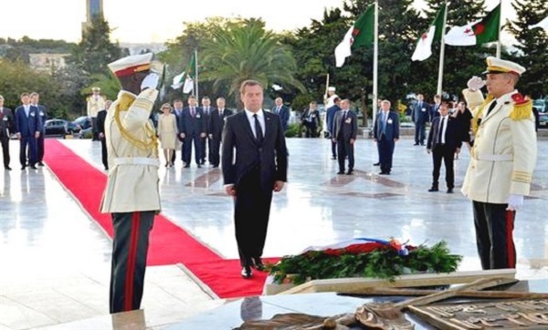 Medvedev se recueille à la mémoire des martyrs de la Guerre de libération nationale
