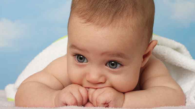 Bébé : âge par âge, installez les bonnes bases de sa confiance en lui