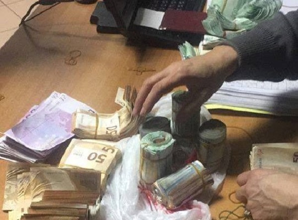 Aéroport d’Alger : Un passager arrêtée avec une grosse somme en euros et en dollars