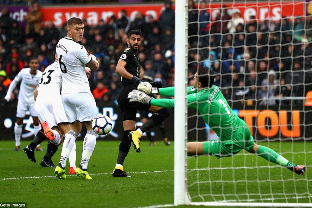 Leicester : Riyad Mahrez décisif face à Swansea (Vidéo)