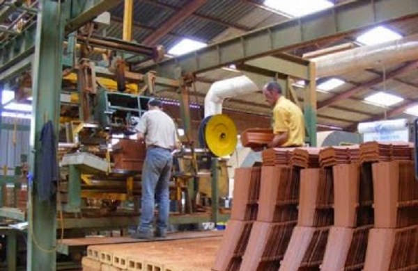 Aïn Nouissy : Une usine de fabrication de briques abandonnée