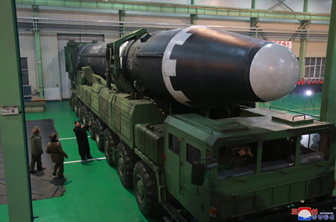 Tir du missile Hwasong-15 par Pyongyang