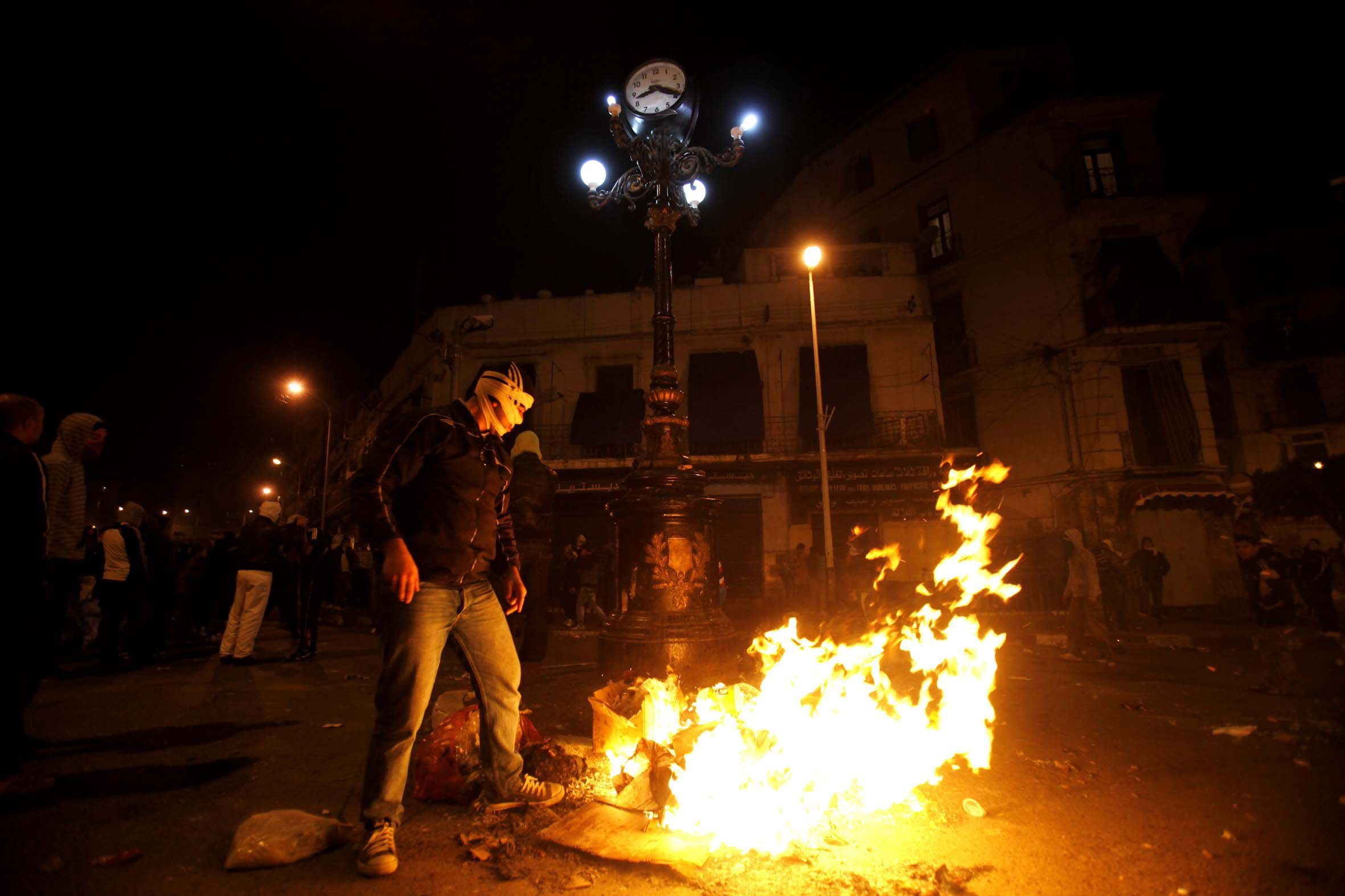Ils brûlent des pneus pour en récupérer les fils de fer: Des énergumènes «empoisonnent» la vie des habitants de Sidi Chahmi