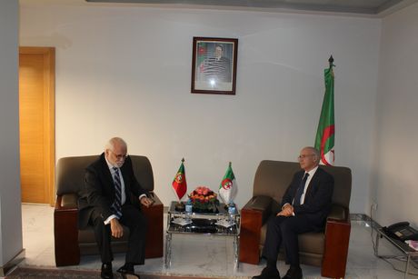 Industrie Automobile : Yousfi évoque le développement du partenariat industriel avec les ambassadeurs tunisien et portugais