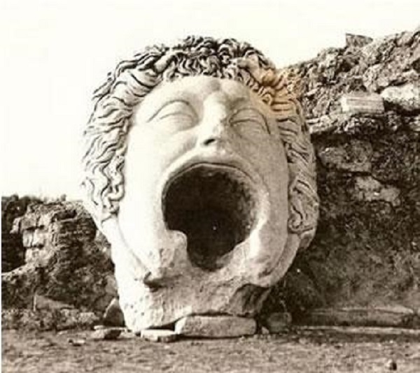 Le masque de gorgone : Il est exposé provisoirement à Alger