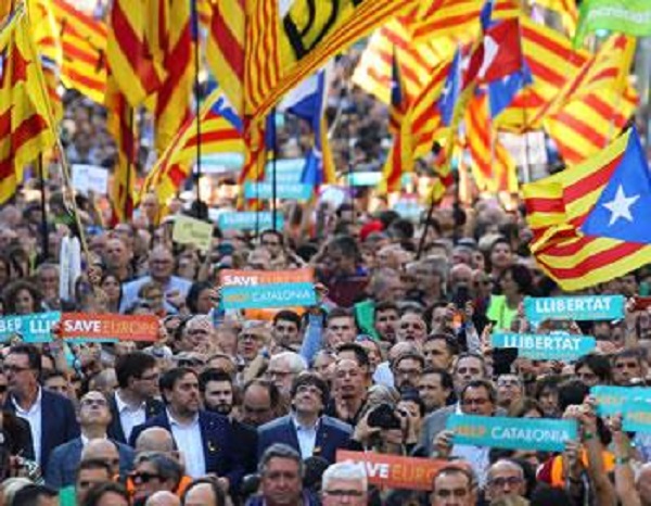 Au lendemain d&rsquo;une manifestation de 750 000 indépendantistes : Rajoy mène campagne en Catalogne
