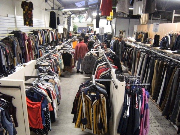 Relizane : La friperie pour soulager les pères de famille