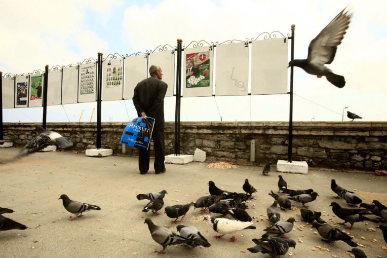 Affichage sauvage, bagarres entre candidats et invectives Les premiers couacs de la campagne