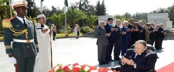 Le président Bouteflika se recueille à la mémoire des martyrs de la Guerre de libération nationale