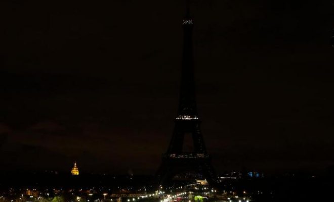 France: La tour Eiffel éteinte en hommage aux victimes de l’attentat du Sinaï en Égypte