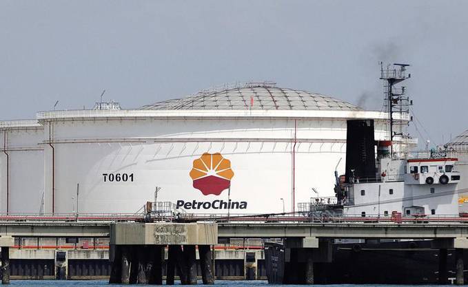 Pétrole: les groupes pétroliers en profitent