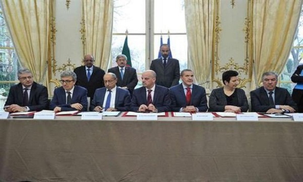 Algérie-France: onze accords de coopération signés à Paris