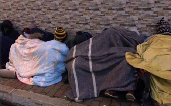 Des étudiants zimbabwéens manifestent devant leur ambassade à Alger