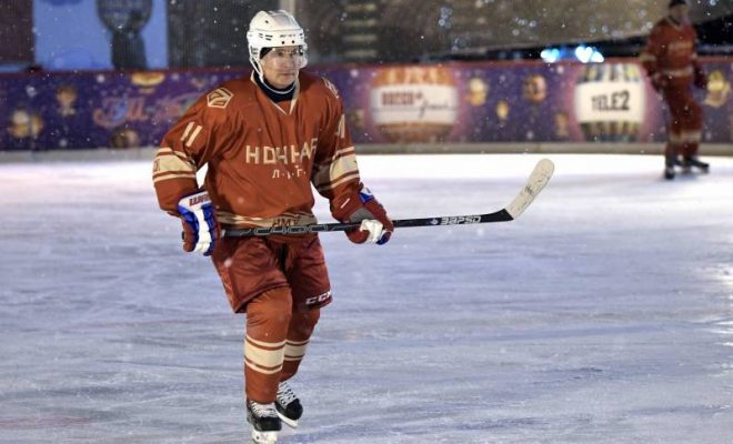 Vidéo-Poutine participe à un match de hockey sur glace avec les stars de la discipline