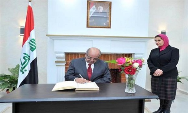 Messahel signe le registre de félicitations à l’ambassade d’Irak à Alger
