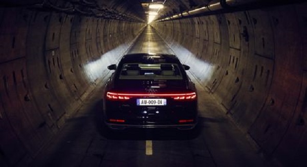 Audi : Une traversée sous la « Manche » en Audi A8 (Vidéo)