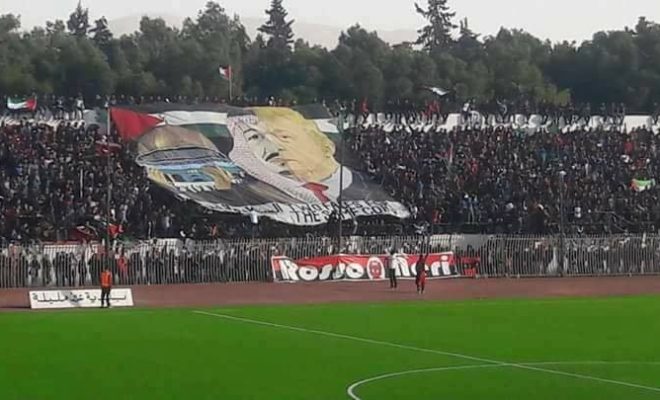 Ouverture d’une enquête sur l’incident de la banderole du stade de Ain M’lila portant atteinte au souverain saoudien