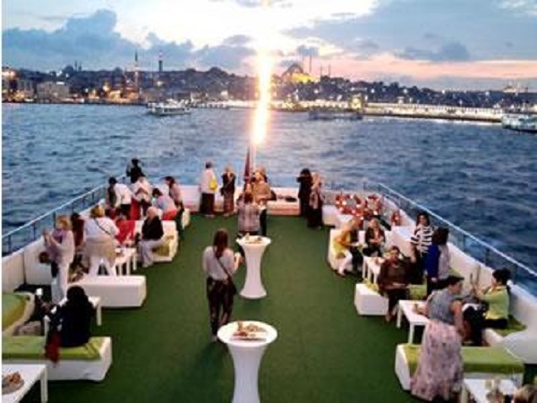 Entre offres spéciales d&rsquo;agences de voyages et initiatives de jeunes amoureux du pays : Un réveillon « made in bladi »