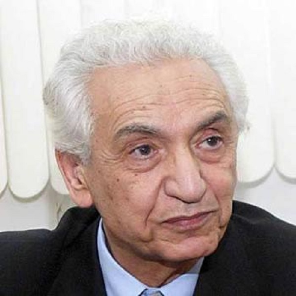 Venus de toute l&rsquo;algérie se recueillir sur la tombe de hocine ait ahmed : Des milliers de personnes au village d&rsquo;Ath Hmed