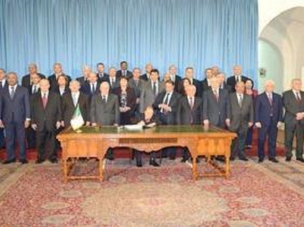 Le Président Bouteflika signe la Loi de finances 2018