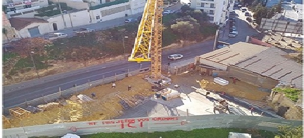 Une grue au-dessus d’un parking d’une résidence : Le syndic des propriétaires et locataires dénonce