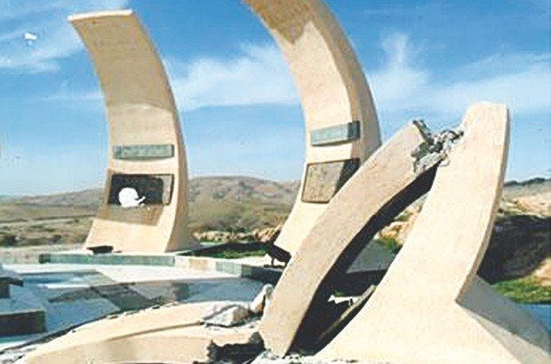 La stèle érigée à Maqam Chahid s’est effondrée : Les familles des martyrs du Camp Morand dénoncent