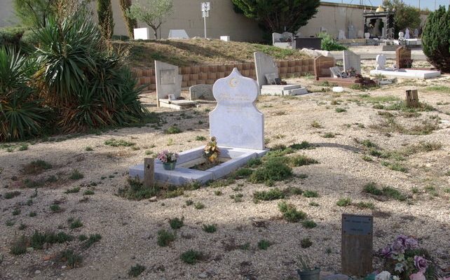 Un Algérien enterré par erreur en France