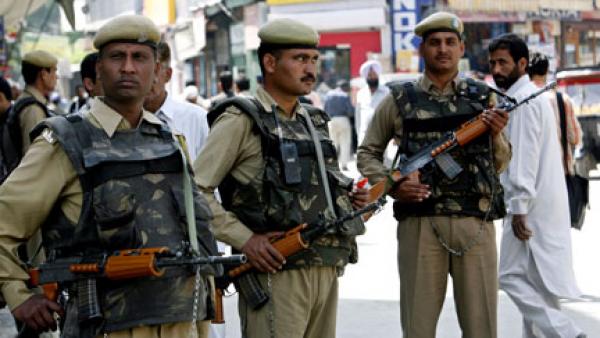 Inde: Un policier tire sur ses camarades, quatre morts