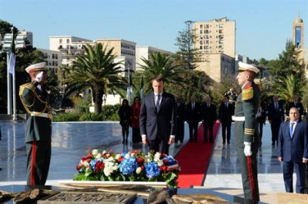 Le président français se recueille à la mémoire des Martyrs de la Révolution nationale