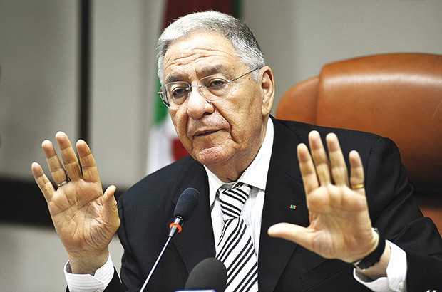 Vidéo: Ould Abbès réagit à la coupure de courant soudaine lors d’une conférence de presse à Alger