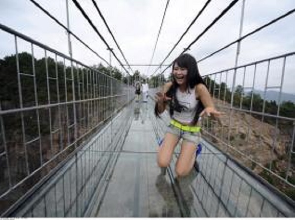 Ouverture prochaine d’un nouveau pont de verre suspendu dans le nord de la Chine