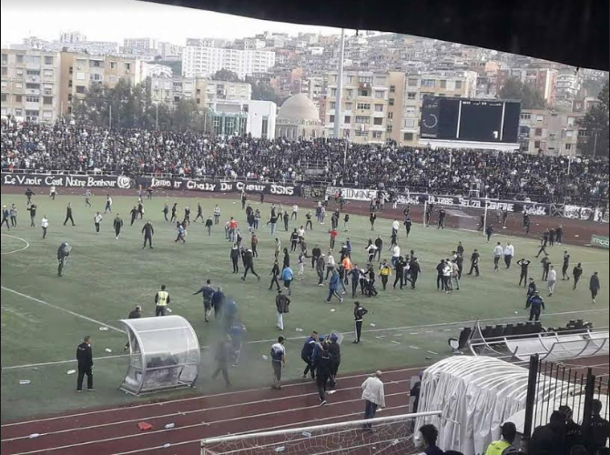 Ligue 2 Mobilis : Envahissement de terrain et interruption du match entre JSM Skikda et GC Mascara