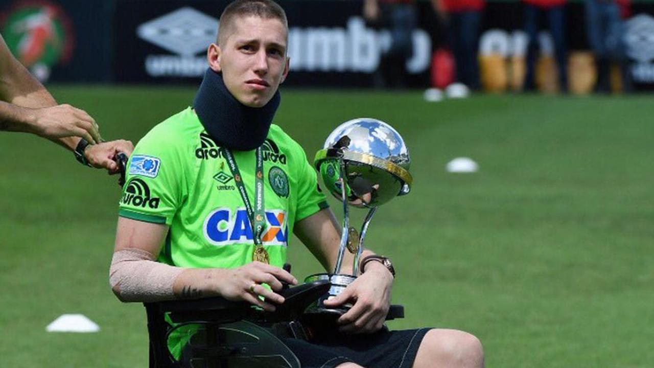Jackson Follmann un des survivants du crash de Chapecoense rejoue au football (Vidéo)